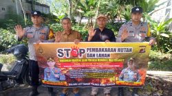 Personel Polres Aceh Tengah Pasang Spanduk Imbauan dan Sosialisasi Cegah Karhutla