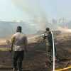 Kodim 0502/JU Kerahkan Personel Dan Water Tank Bantu Padamkan Kebakaran Lahan Alang-Alang Di Belakang ITC Mangga Dua