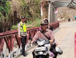 Polsek Pintu Rime Gayo Pantau Akses Jalan dan Jembatan Pascabanjir-Longsor, Arus Lalu Lintas Kembali Lancar