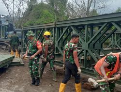 TNI Dan Masyarakat Kebut Pengerjaan Jembatan Baliley Di Ruas Lintas KKA, Desa Bale Redelong