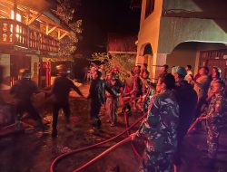 Kebakaran Dua Rumah di Takengon Timur, Babinsa Koramil 01/Lut Tawar Turun Padamkan Api