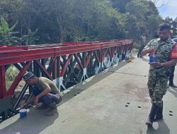 Pengerjaan Jembatan Baliley Desa Bale Redelong Dikebut, Tim Zidam IM Dan Kodim 0119/BM Lakukan Pengecatan