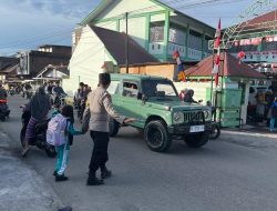 Polsek Bukit Laksanakan Strong Point Pagi, Pastikan Kelancaran Arus Lalu Lintas di Depan MIN 1 Bener Meriah