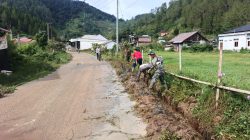 Babinsa Koramil 01/Lut Tawar Bersama Warga Gotong Royong Jaga Kebersihan Desa Asir-Asir