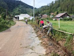 Babinsa Koramil 01/Lut Tawar Bersama Warga Gotong Royong Jaga Kebersihan Desa Asir-Asir