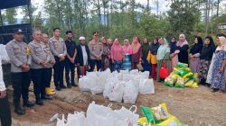 Kapolres Aceh Tengah Salurkan 1000 Paket Sembako Bantuan Ketua Umum Bhayangkari untuk Warga Huntara Linge