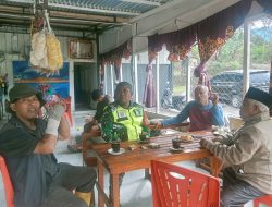 Pererat Silaturahmi dengan Tokoh Masyarakat, Babinsa Koramil 04/RG Gelar Komsos di Wilayah Binaan