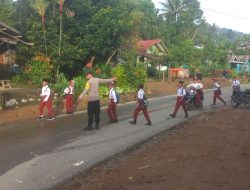 Polres Aceh Tengah Turun ke Jalan, Kawal Pelajar dan Warga di Tengah Kesibukan Pagi