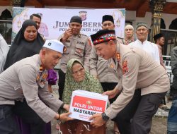 Usai Salat Jumat, Kapolres Bener Meriah Salurkan 20 Paket Sembako untuk Warga Burni Telong