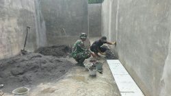 Babinsa Koramil 08/SN Bantu Warga Pasang Keramik Rumah di Aceh Tengah, Wujud Nyata Semangat Gotong Royong