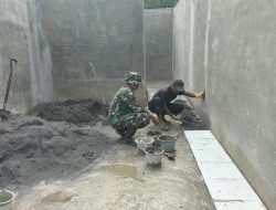 Babinsa Koramil 08/SN Bantu Warga Pasang Keramik Rumah di Aceh Tengah, Wujud Nyata Semangat Gotong Royong