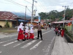 Polres Aceh Tengah Melayani dengan HATI, Polri Hadir Ditengah Masyarakat Bantu Warga Menyeberang dan Jaga Keselamatan