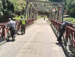 Kopka Suparjo Bersama Linmas Pengecekan Jembatan Bailey Wihni Rongka di Perbatasan Dua Kecamatan