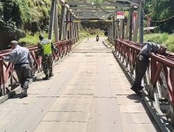 Babinsa Koramil 04/PRG Bersama Satlinmas Pantau Kondisi Jembatan Bailey Tangge Besi