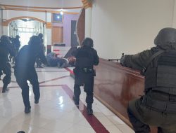 Suara Tembakan Menggelegar di Kantor Bupati, Prajurit Raider Yonif 114/SM Bebaskan 15 Sandera