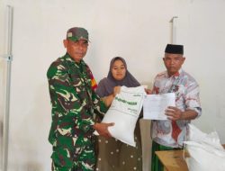 Kawal Bantuan Sampai Ke Warga, Babinsa Koramil 05/Permata Dampingi Penyaluran Beras Dari Bapanas