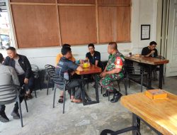 Perkuat Kemanunggalan TNI-Rakyat, Babinsa Koramil 01/Bandar Komsos Dengan Tokoh Pemuda