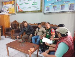 Sambangi Wilayah Binaan, Babinsa Koramil 06/Bukit Komsos Dengan Aparatur Desa untuk Validasi Data Perlinsos
