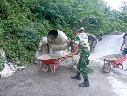 Babinsa Koramil 02/Wps Dan Masyarakat Bersinergi Perbaiki Akses Jalan Desa Di Wilayah Binaan