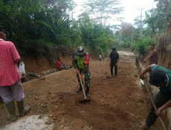 Semangat Kekeluargaan, Babinsa Koramil 04/PRG Bersama Warga Musara 58 Gotong Royong
