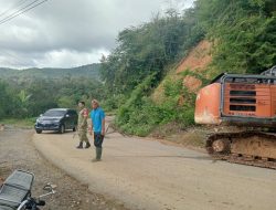 Babinsa Koramil 05/Permata Laksanakan Pengamanan Dan Pengaturan Lalu Lintas Pembersihan Jalan KKA