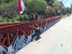 Jaga Keamanan Jembatan, Babinsa Bale Redelong Bersama Linmas Lakukan Patroli