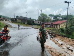 Curah Hujan Meningkat, Air Hujan Meluap Ke Badan Jalan, Danramil 05/Permata Lakukan Pengecekan