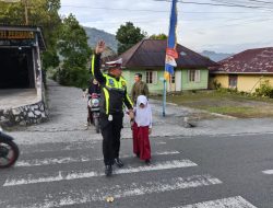 Polisi Sigap di Depan Sekolah, Polsek Silih Nara Pastikan Pelajar Menyeberang dengan Aman