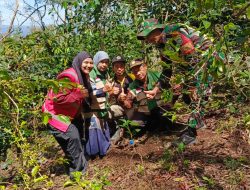 Wujudkan Pertanian Produktif, Babinsa Koramil 04/PRG Dampingi Penanaman Kopi
