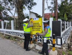 Satlantas Polres Bener Meriah Pasang Spanduk Imbauan dan Patroli di Titik Rawan Kecelakaan