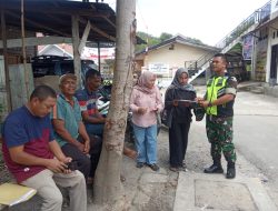 Pererat Silaturahmi dengan Warga, Babinsa Koramil 01/Lut Tawar Laksanakan Komsos di Desa Asir-Asir