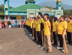 Wujudkan Lingkungan Asri dan Sehat, Wakapolres Kuningan Pimpin Jumat Bersih Bersama Warga di Masjid Desa Ragawacana