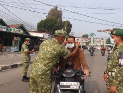 Personil Kodim 0106/Aceh Tengah Bagikan Masker kepada Masyarakat untuk Antisipasi Dampak Kabut Asap