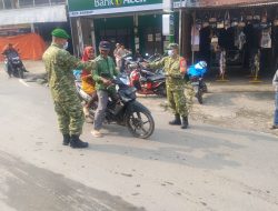 Anggota Koramil 08/SN Bagikan Masker kepada Warga Desa Pepayungen Angkup, Aceh Tengah