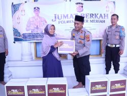 Polri Bersama Masyarakat, Kapolres Bener Meriah Bagikan Bansos Usai Shalat Jumat di Masjid Babunasihin