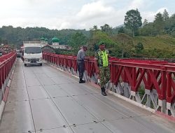 Jaga Keamanan Infrastruktur, Babinsa Koramil 02/Wps Bersama Linmas Cek Jembatan Bailey Di Wilayah Kecamatan Wih Pesam