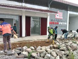 GOTONG ROYONG APARATUR KAMPUNG DAN BABINSA, BERSIHKAN GEDUNG KDKMP DESA MERAH JERNANG