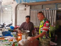 Pantau Harga Kebutuhan Pokok, Babinsa Laksanakan Komsos Dengan Pedagang