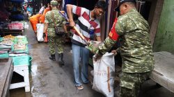 Kodim 0502/JU Gelar Karya Bakti Bedah Rumah Dan Bersihkan Pasar Sungai Bambu