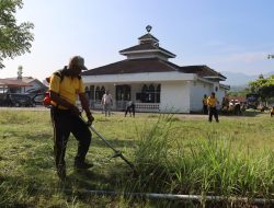 Polres Bener Meriah Bersama Masyarakat Gotong Royong di Masjid Al-Mukminun, Implementasikan Quick Wins Kapolri Green Policing