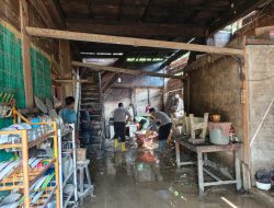 Polisi Bersama Masyarakat, Polsubsektor Rusip Antara dan Babinsa Bersihkan Lumpur yang Menimbun Dapur Rumah Warga