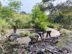 Antisipasi Luapan Air Sungai, Babinsa Koramil 02/Wps Bersama Warga Gotong Royong Normalisasi Sungai Secara Manual