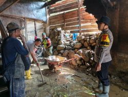 Babinsa dan Personel Pospol Rusip Antara Bersihkan Lumpur Pascabanjir di Desa Lut Jaya