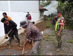 Jaga Kebersihan Lingkungan, Serka Imam Tobiin Gotong Royong di KDKMP Desa Cemparam Lama