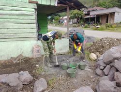 Wujud Kepedulian TNI, Babinsa Koramil 04/Bintang Bantu Warga Bangun Pondasi Rumah di Desa Bale Nosar