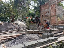WUJUDKAN KEPEDULIAN TERHADAP WARGA, BABINSA KORAMIL03 PEGASING BANTU PEMBANGUNAN RUMAH WARGA DI DESA ARUL LATONG