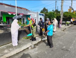Perkuat Kemanunggalan TNI dengan Rakyat, Babinsa Koramil 01/Lut Tawar Gelar Karya Bakti di Desa Merah Mersa