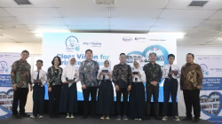 PT Rohto Laboratories Indonesia hadirkan kembali kegiatan ROHTO PEDULI – “Joy of Seeing – A Healthy Future for All” dengan membagikan 1.500 kacamata gratis bagi siswa SD dan SMP serta 500 kacamata gratis bagi para lansia & operator pabrik.