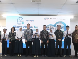 PT Rohto Laboratories Indonesia hadirkan kembali kegiatan ROHTO PEDULI – “Joy of Seeing – A Healthy Future for All” dengan membagikan 1.500 kacamata gratis bagi siswa SD dan SMP serta 500 kacamata gratis bagi para lansia & operator pabrik.