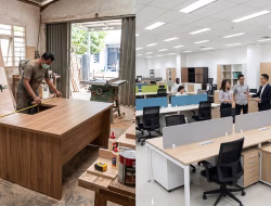 Furniture Kantor Custom atau Beli Jadi, Mana yang Masuk Akal?